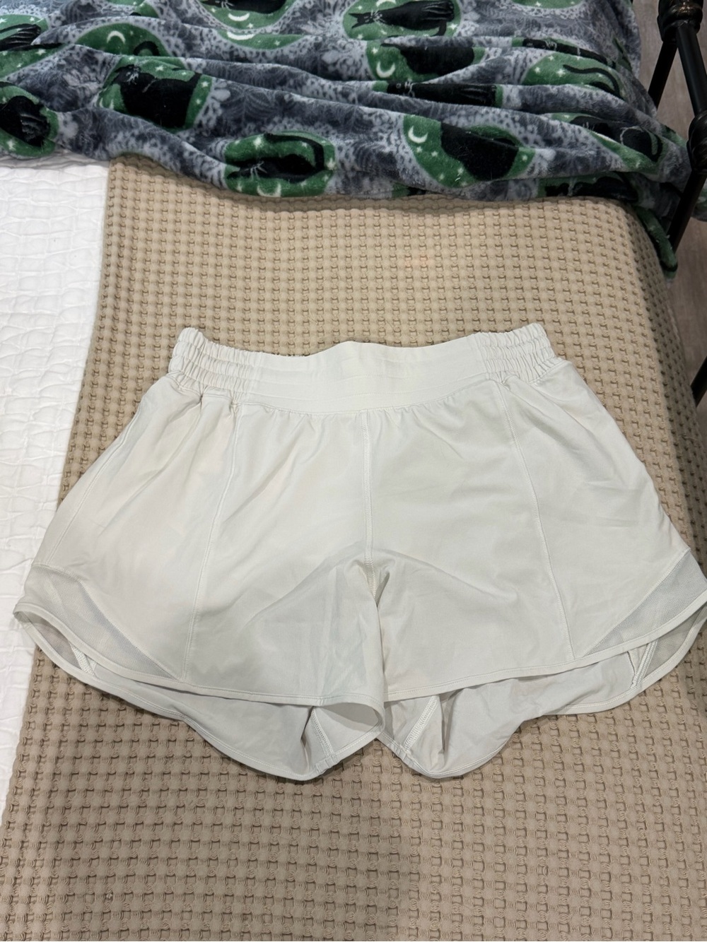 Lululemon hotty hot 4” cream shorts size 6
